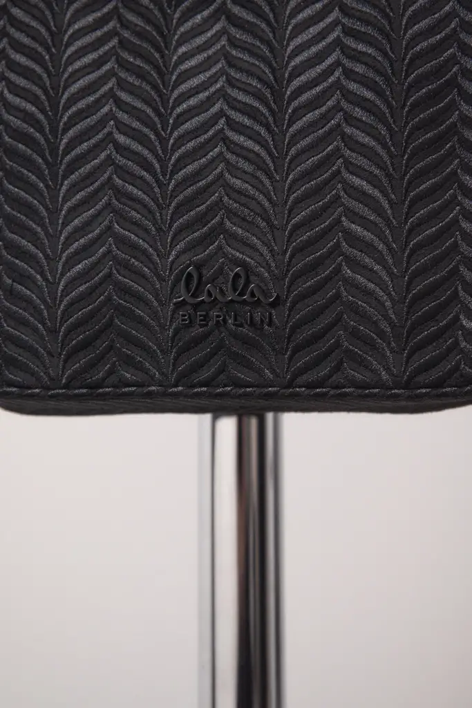 Lala Berlin Crossbody Magna canvas embroidery black Bis zu 60% Rabatt