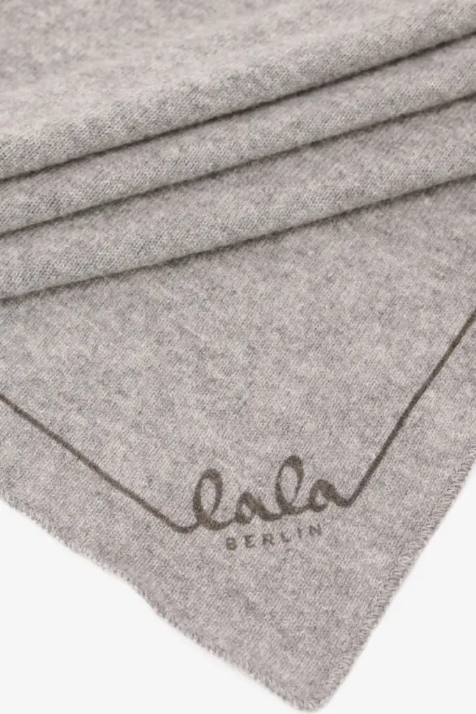 Lala Berlin Triangle Solid Logo M cashmere city middlegrey melange im Angebot