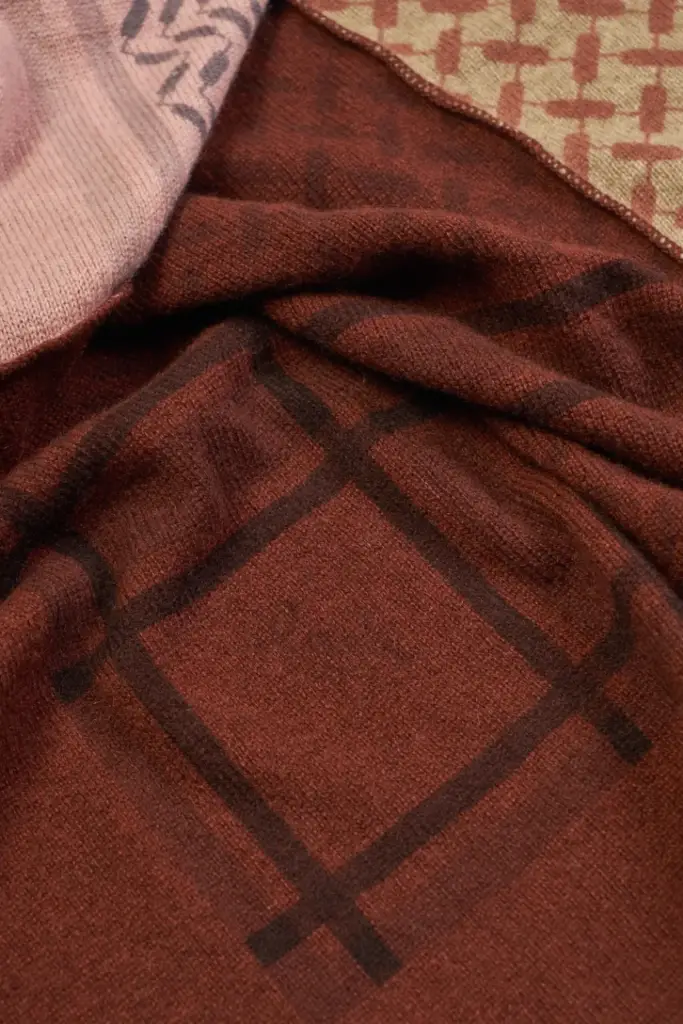 Lala Berlin Triangle Patchwork Rose cashmere brown on brick red Fabrikladen