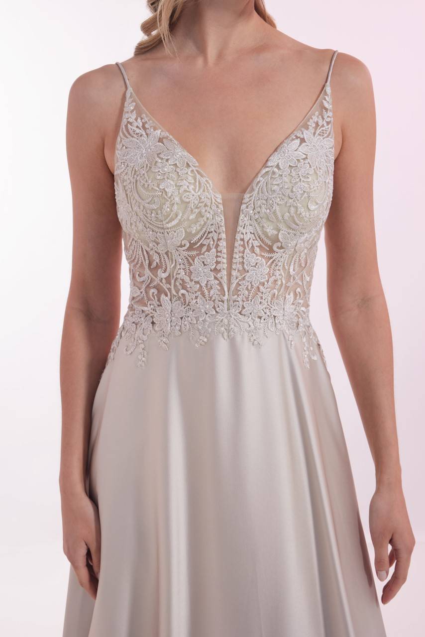 Laona CHARMING BEAUTY DRESS Besticktes Maxikleid mit V-Ausschnitt und Tüll-Einsatz Letzte 2 Tage