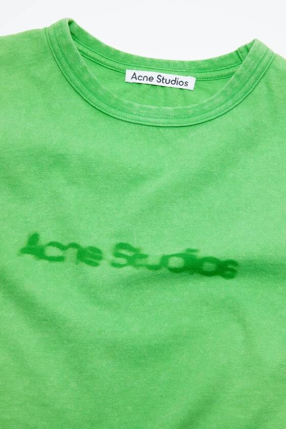 Acne Studios T-Shirt mit verschwommenem Logo – taillierte Unisex-Passform Räumungsverkauf
