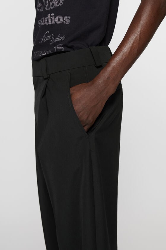 Acne Studios Figurnahe Hose Letzter Tag