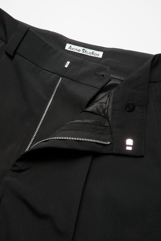 Acne Studios Figurnahe Hose Letzter Tag