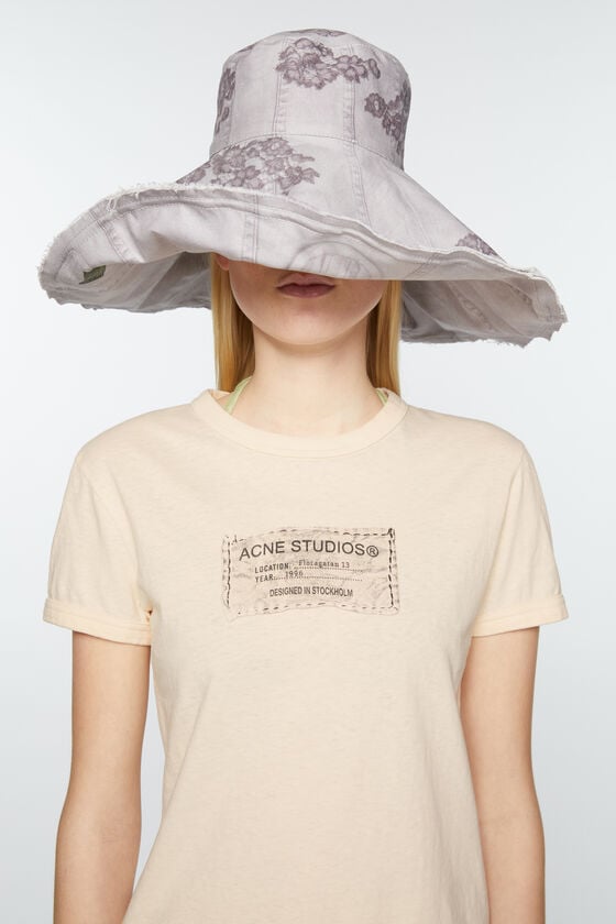 Acne Studios Bedrucktes T-Shirt – Körperbetonte Passform im Angebot