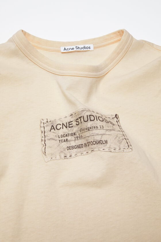 Acne Studios Bedrucktes T-Shirt – Körperbetonte Passform im Angebot