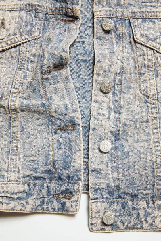 Acne Studios Jeansjacke mit Monogramm – Taillierte Passform Cyber Monday