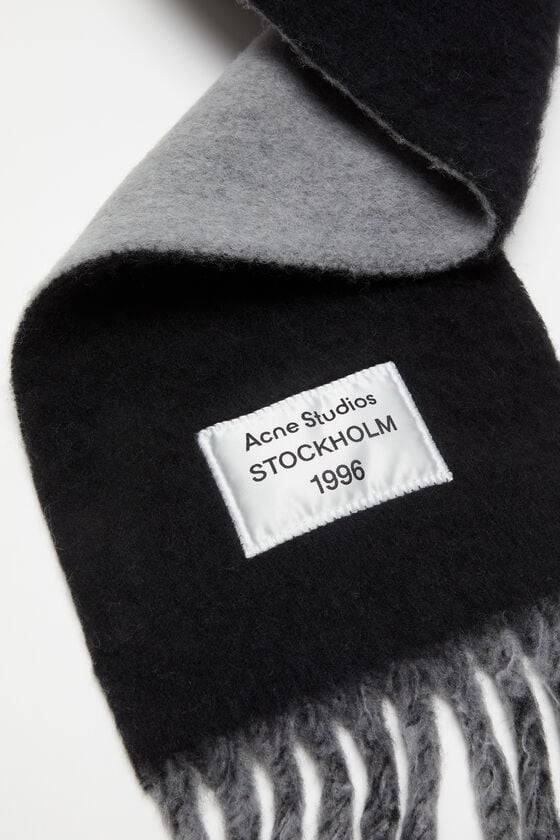 Acne Studios Fransen-Schal mit Logo Rabatte dieses Monats