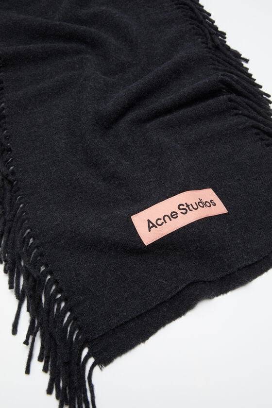 Acne Studios Fringe wool scarf im Angebot