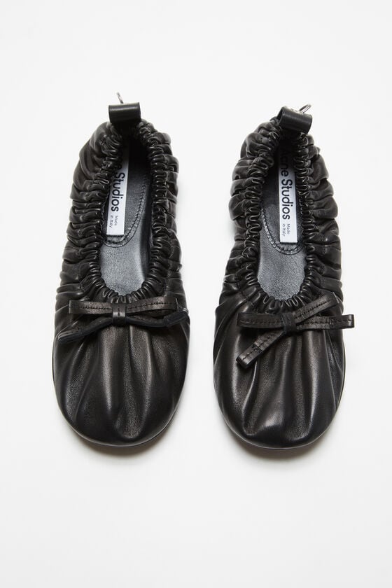 Acne Studios Ballerinas aus Leder Exklusivangebot