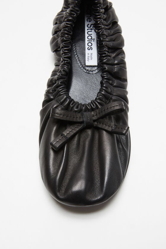 Acne Studios Ballerinas aus Leder Exklusivangebot