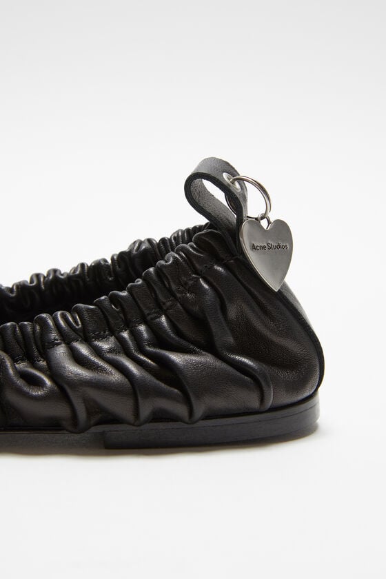 Acne Studios Ballerinas aus Leder Exklusivangebot
