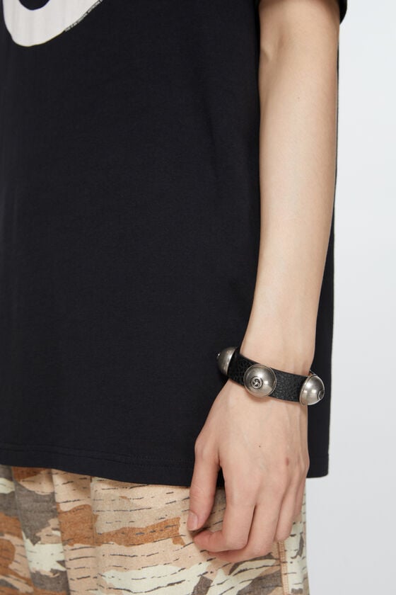 Acne Studios Nietenarmband aus Leder Osterangebot