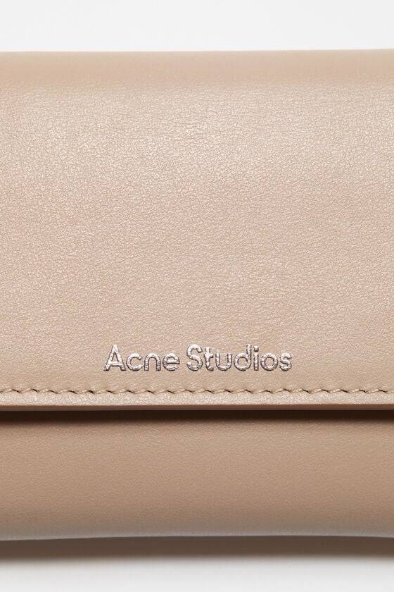 Acne Studios Dreifach-Geldbörse aus Leder Blitzangebot