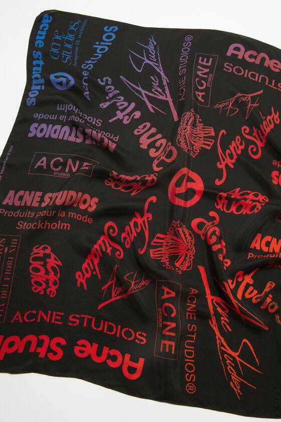 Acne Studios Seidenschal mit Logo-Prints Große Rabatte