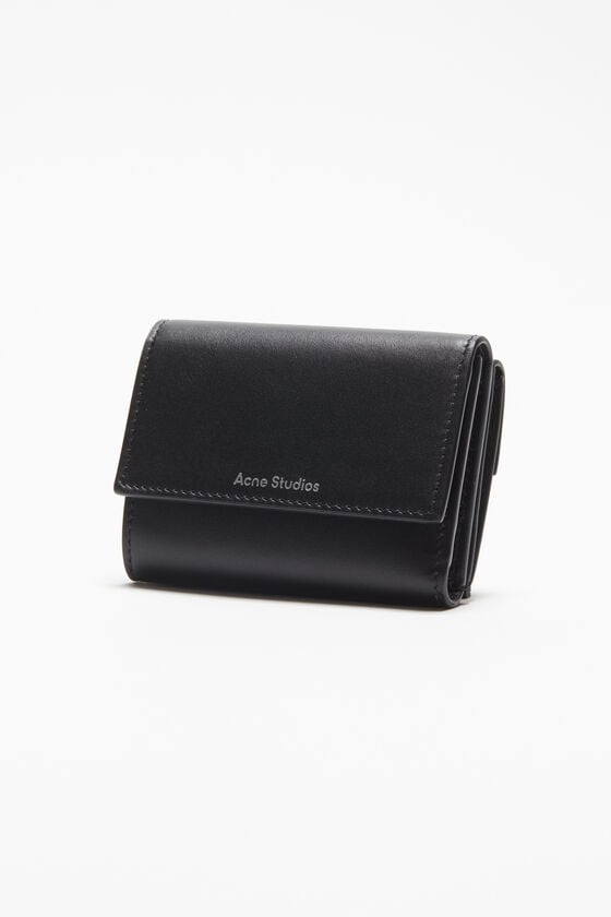 Acne Studios Dreifach-Geldbörse aus Leder JETZT KAUFEN