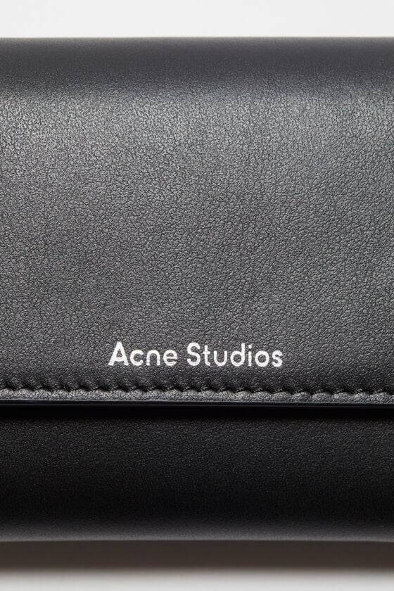 Acne Studios Dreifach-Geldbörse aus Leder JETZT KAUFEN