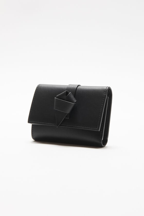Acne Studios Gefaltete Musubi-Geldbörse Bis zu 65% Rabatt