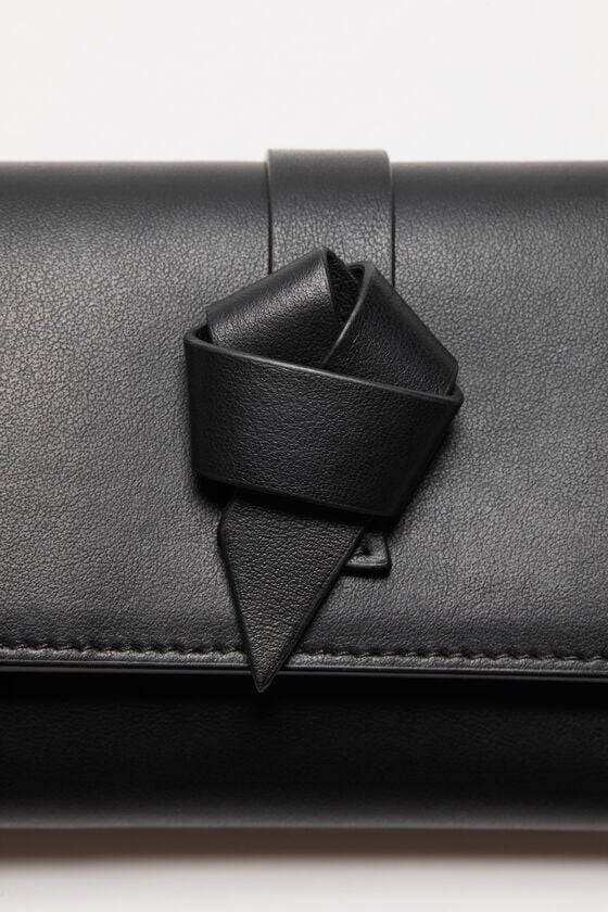 Acne Studios Gefaltete Musubi-Geldbörse Bis zu 65% Rabatt