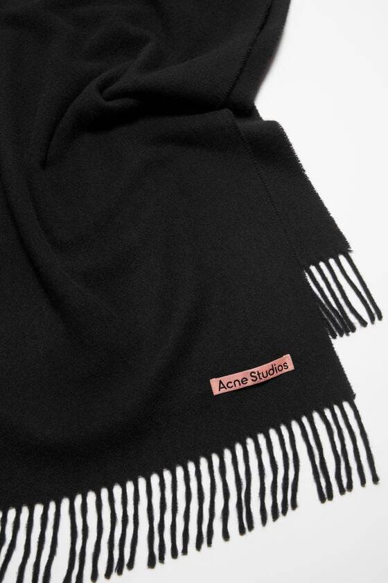 Acne Studios Schmaler Fransen-Schal aus Kaschmir 50% Rabatt für begrenzte Zeit