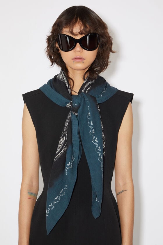 Acne Studios Schal mit Print Cyber Monday