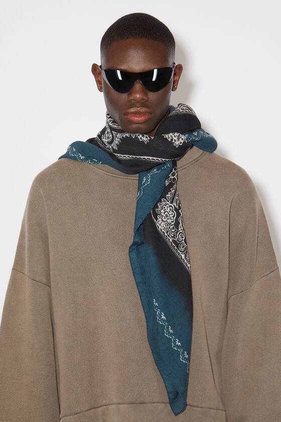 Acne Studios Schal mit Print Cyber Monday