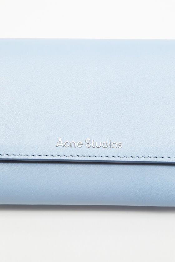 Acne Studios Dreifach-Geldbörse aus Leder Muttertagsangebot