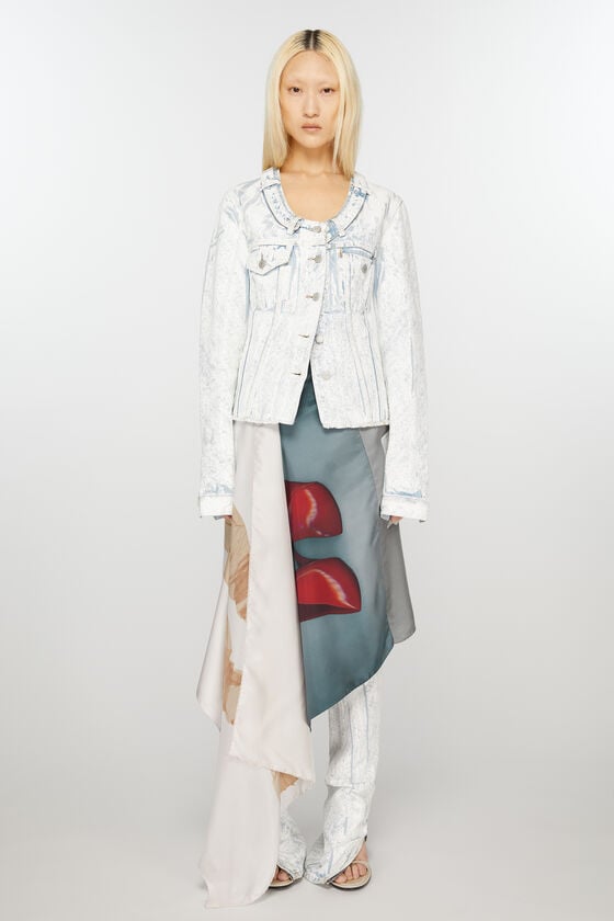 Acne Studios Seidenschal mit Print von Katerina Jebb Laufsteg-Show 2025