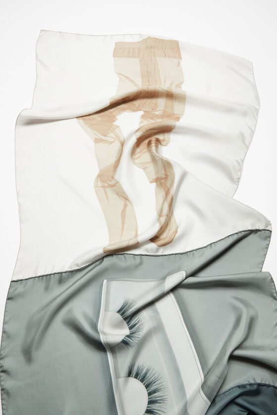 Acne Studios Seidenschal mit Print von Katerina Jebb Laufsteg-Show 2025