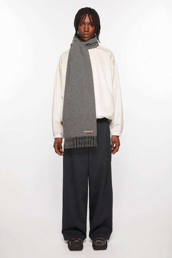 Acne Studios Schmaler Fransen-Schal aus Wolle im Angebot