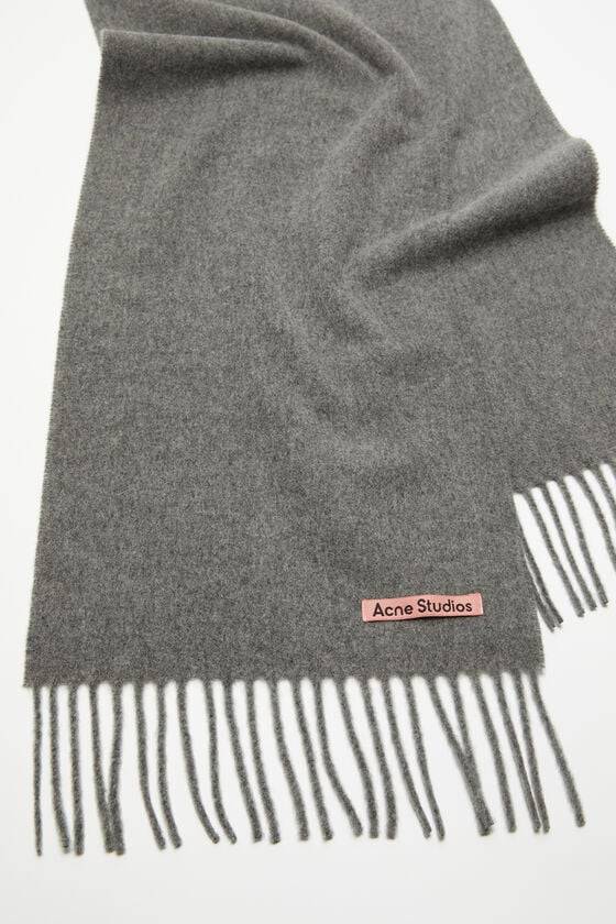 Acne Studios Schmaler Fransen-Schal aus Wolle im Angebot