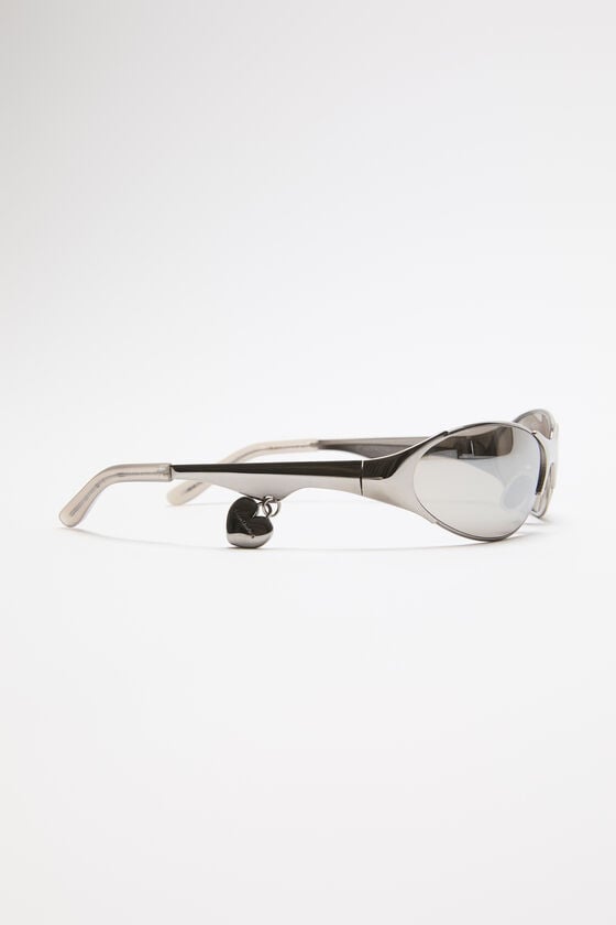 Acne Studios Sonnenbrille mit Metallrahmen und Anhänger Laufsteg-Show Cyber Monday