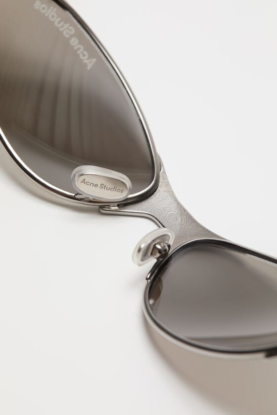 Acne Studios Sonnenbrille mit Metallrahmen und Anhänger Laufsteg-Show Cyber Monday