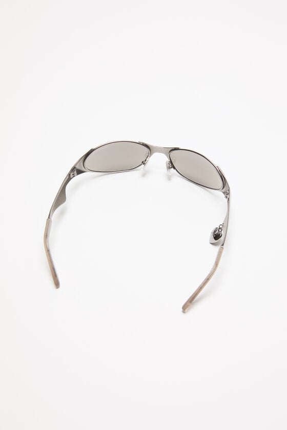 Acne Studios Sonnenbrille mit Metallrahmen und Anhänger Laufsteg-Show Cyber Monday