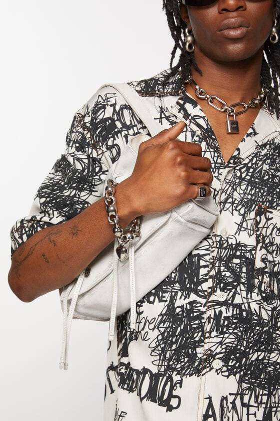 Acne Studios Armband mit Anhänger Valentinstagsangebot