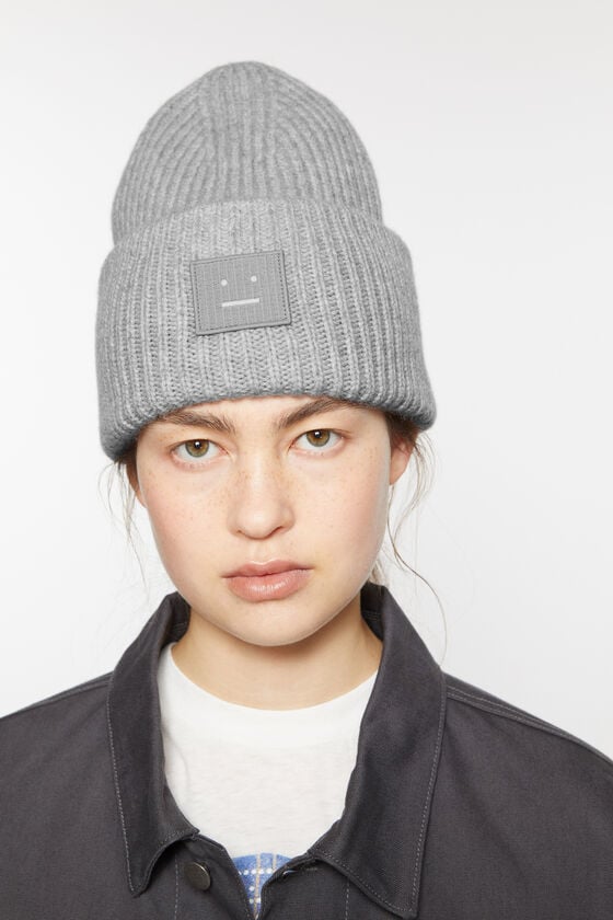 Acne Studios Mütze mit großem Face-Logo Top Angebot