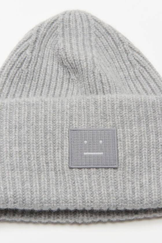 Acne Studios Mütze mit großem Face-Logo Top Angebot