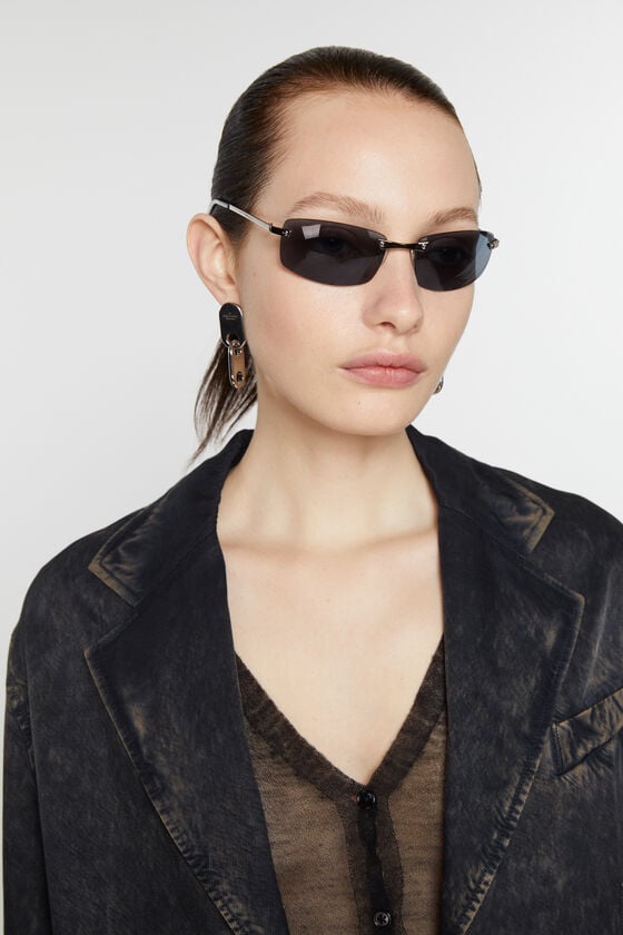 Acne Studios Kettenschloss-Ohrring Räumungsverkauf