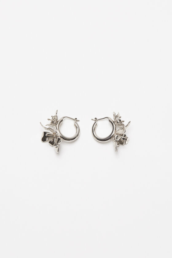 Acne Studios Blumen-Creolen Tägliche Deals