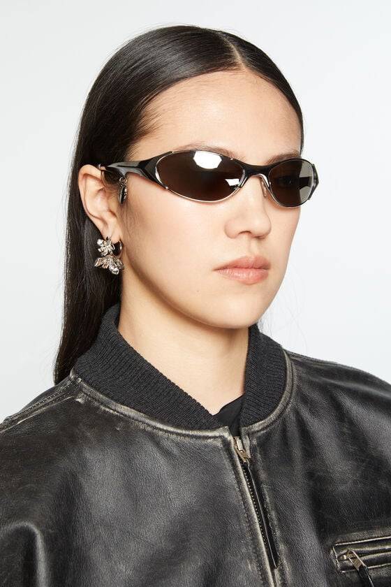 Acne Studios Blumen-Creolen Tägliche Deals