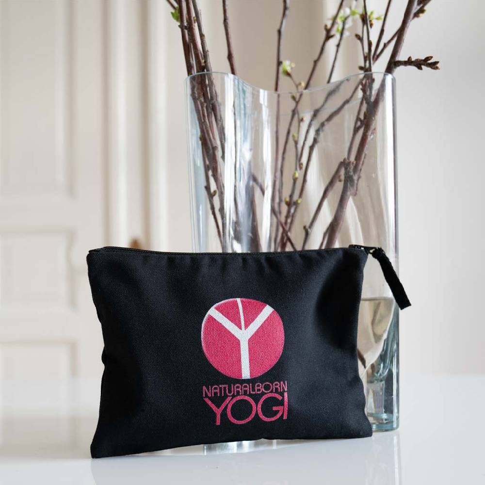 Natural Born Yogi Let Love Rule – Pouch schwarz Osterangebot