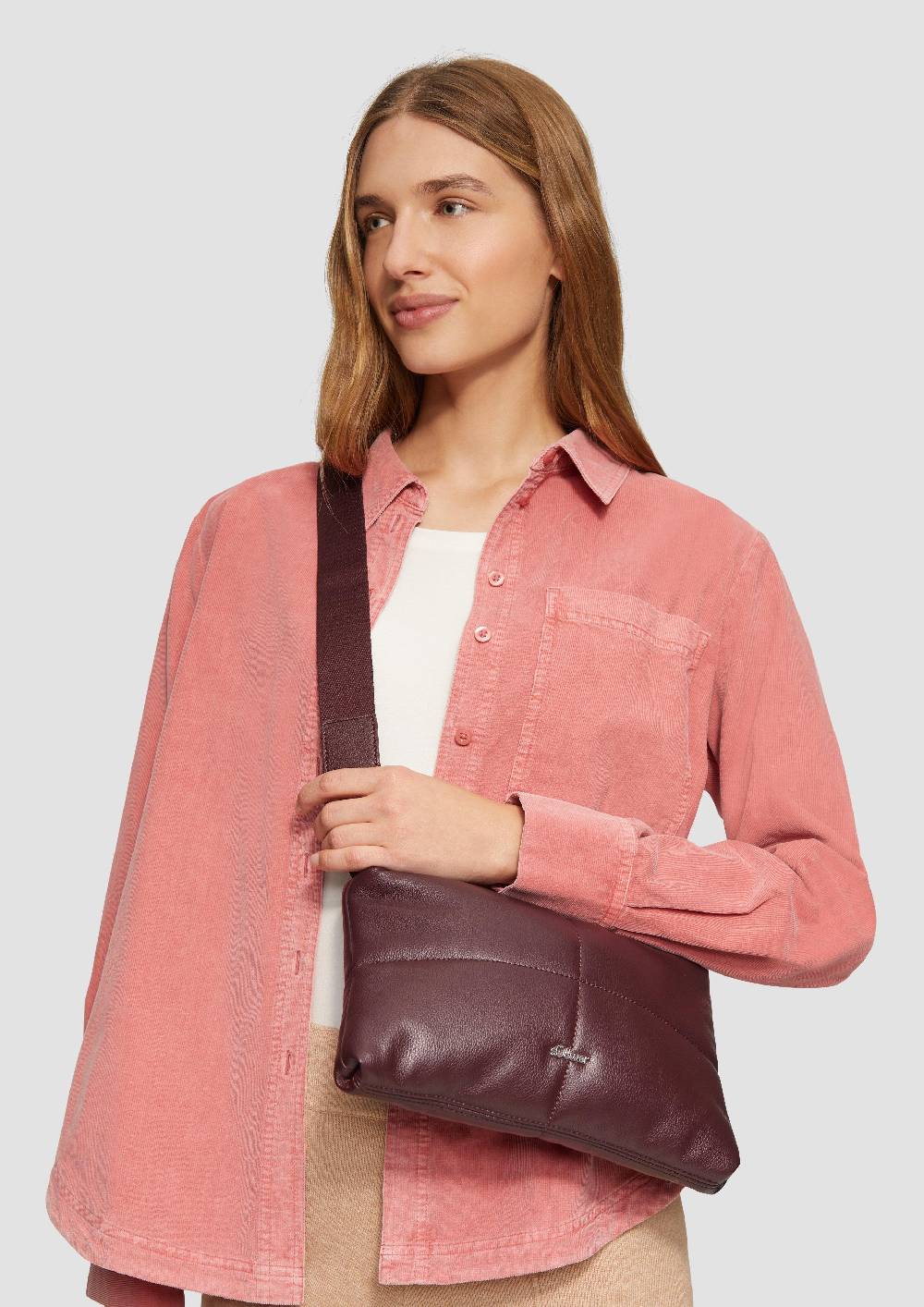S.Oliver Gesteppte Handytasche mit abnehmbarem Crossbody-Gurt Speichern exportieren