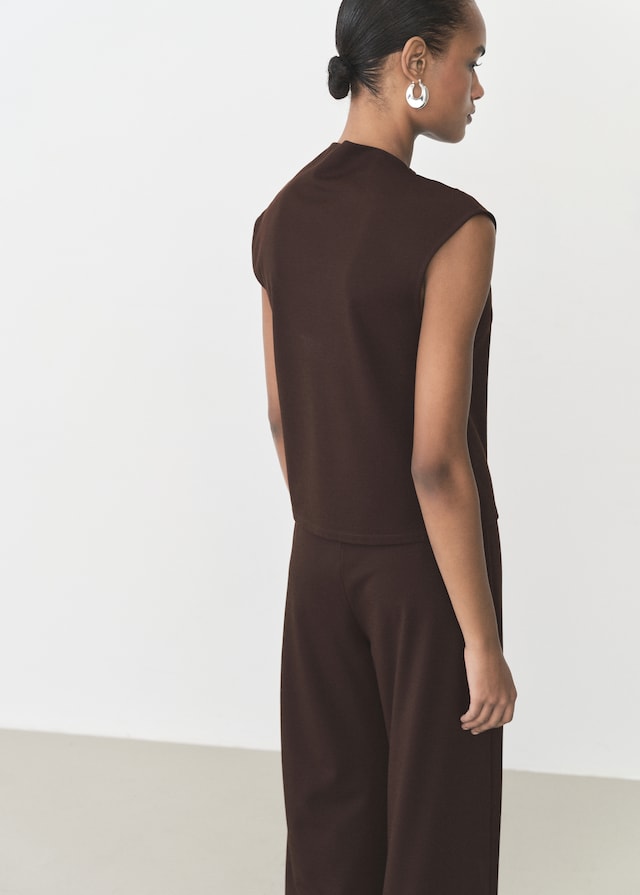 Mango T-Shirt mit asymmetrischem Ausschnitt und Raffdetails Großer Ausverkauf