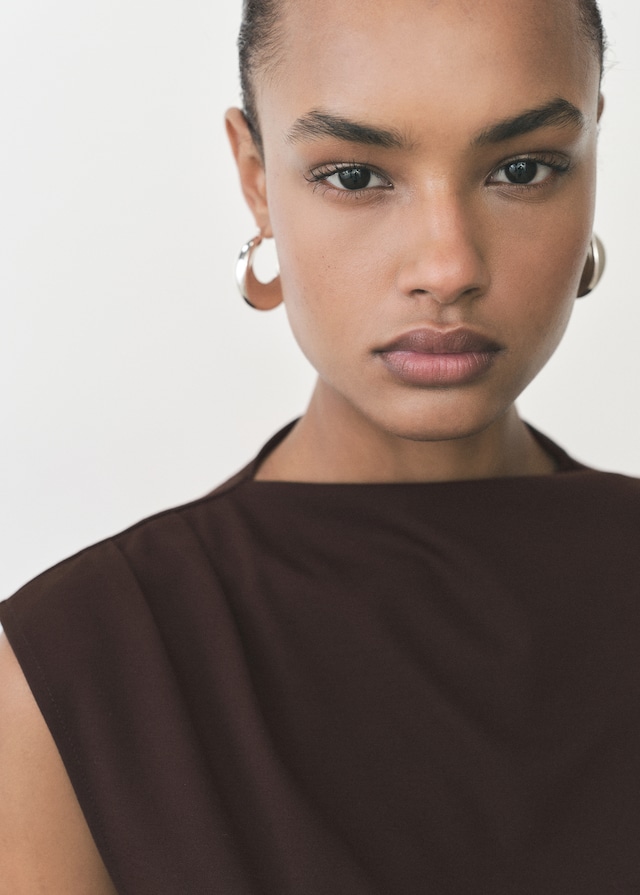 Mango T-Shirt mit asymmetrischem Ausschnitt und Raffdetails Großer Ausverkauf
