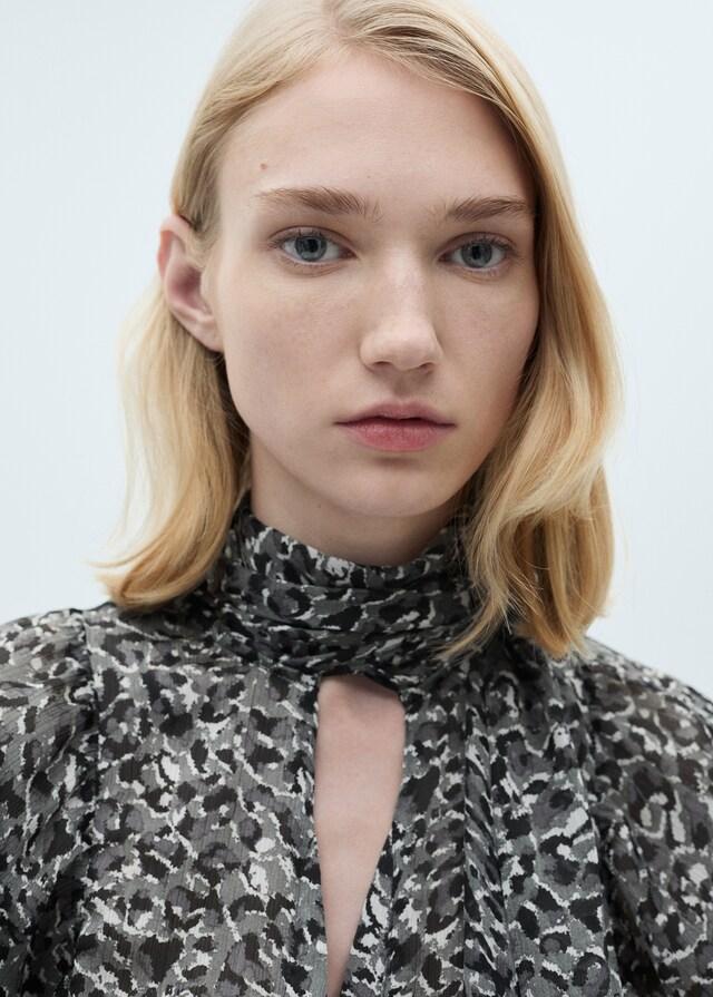 Mango Bluse in Leo-Optik mit Schleifenkragen 50% Rabatt für begrenzte Zeit