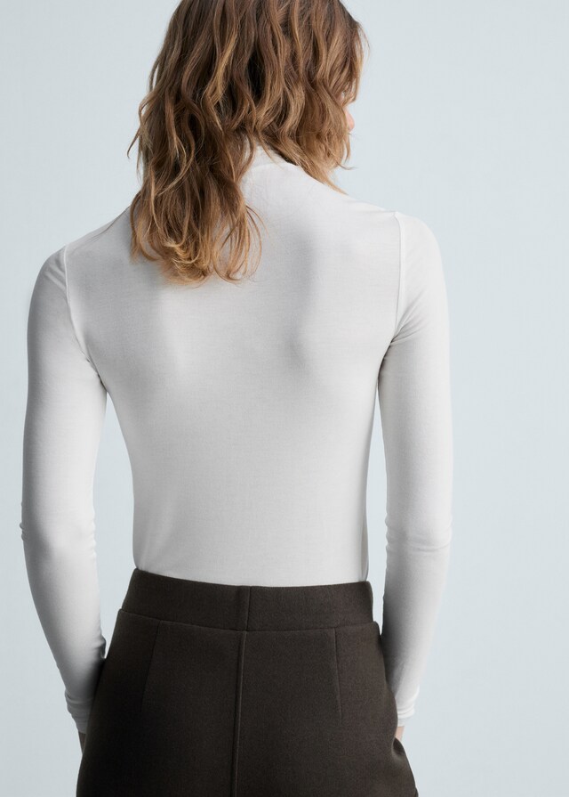 Mango Tailliertes T-Shirt mit hohem Kragen Versandkostenfrei
