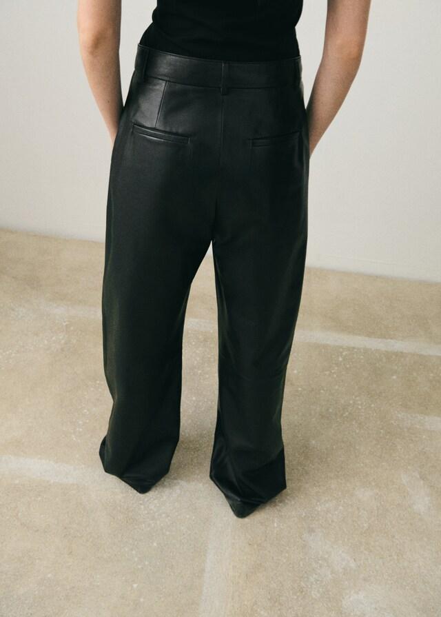 Mango Gerade Lederhose mit Bundfalten-Detail Valentinstagsangebot