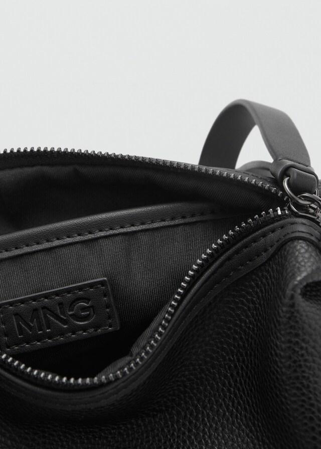 Mango Genarbte Kosmetiktasche mit Kontrasthenkel Exklusive Angebote