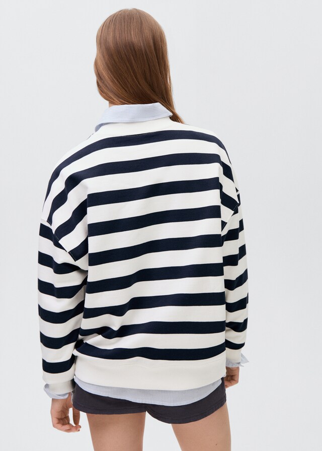 Mango Gestreiftes Sweatshirt mit Text Rabatt