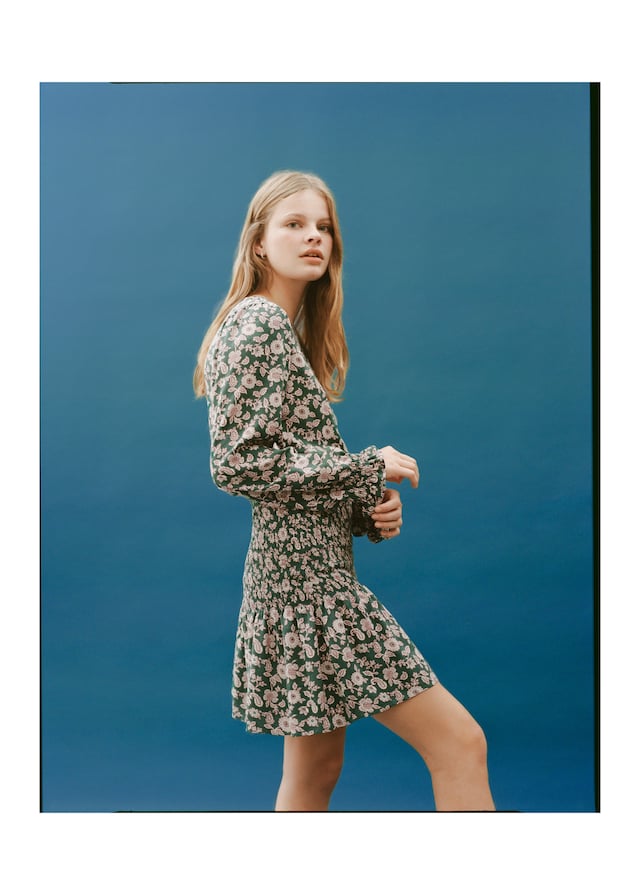 Mango Kleid mit Buchstaben-Muster und Raffdetails Versandkostenfrei