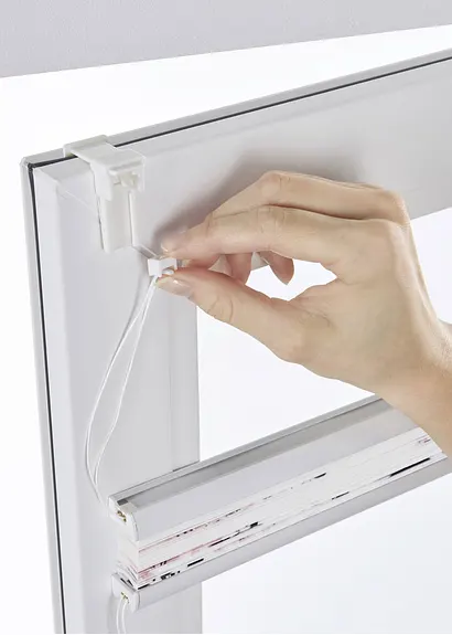 bonprix Fensterdekoration mit dezentem Blumen-Druck - weiß Klemmträger Sonderangebot der Fabrik
